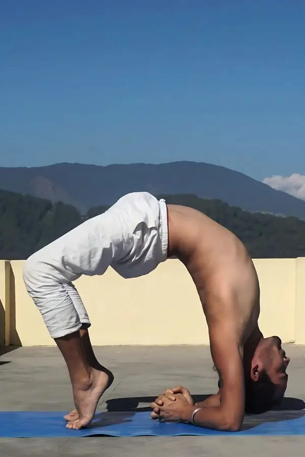 advance yoga asana by yoga teacher during yoga ttc in rishikesh