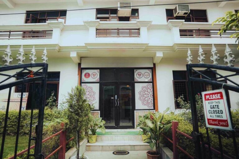 Rishikesh Yoga Valley School building front