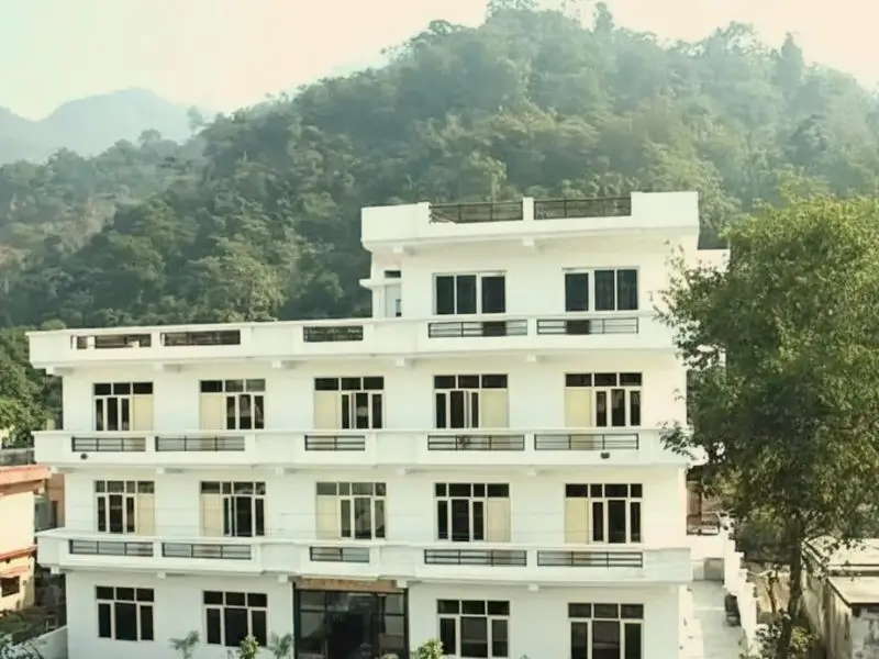 peaceful retreat accommodation for 7 days ayurveda and yoga retreat in rishikesh india surrounded by nature