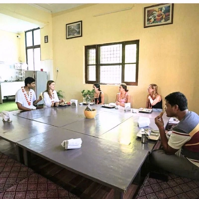 ENJOYING CLEAN MEALS AT RYV