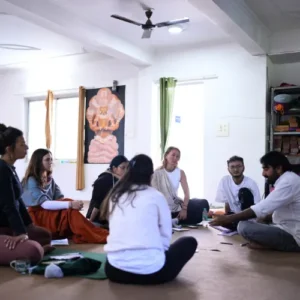 yogi jaggi teaching yoga philosophy in 200 hour yoga teacher training course in rishikesh