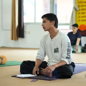 yogi jaggi teaching yoga philosophy in 500 hour yoga teacher training in rishikesh