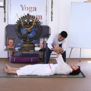 yogi rakesh teaching ayurveda in 200 hour yoga teacher training in rishikesh india