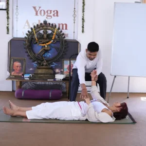 yogi rakesh teaching ayurveda in 500 hour yoga teacher training course in rishikesh india