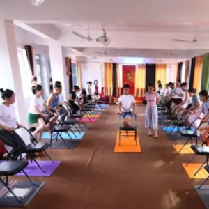 yogi ravi teaching hatha in 3 day yoga retreat in rishikesh