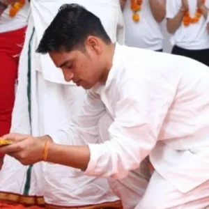 yogi ravi teaching hatha in 3 days yoga retreat in rishikesh