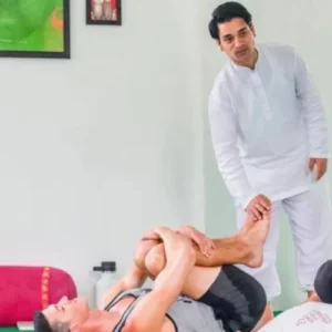 yogi ravi teaching hatha in 3 days yoga retreat in rishikesh india