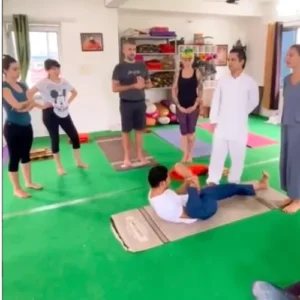 yogi ravi teaching hatha in 500 hour yoga teacher training course in india