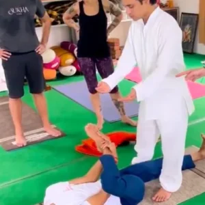yogi ravi teaching iyengar in 300 hour yoga teacher training course in rishikesh