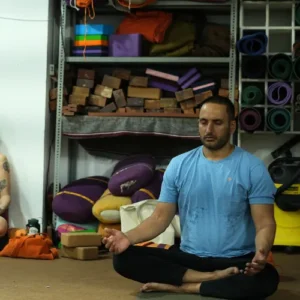 yogi shankar teaching meditation in 10 day ayurveda & yoga retreat in rishikesh india