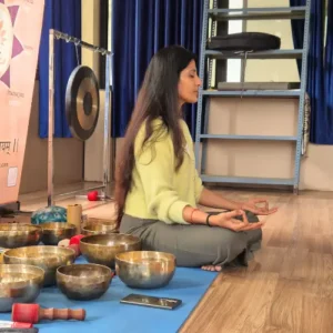yogini ayushi teaching sound healing in sound healing teacher training course in india