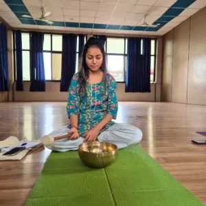 yogini ayushi teaching sound healing in sound healing teacher training course in rishikesh india