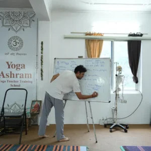 Rakesh teaching Ayurveda principles to students during a 7 Days Yoga Retreat in Rishikesh
