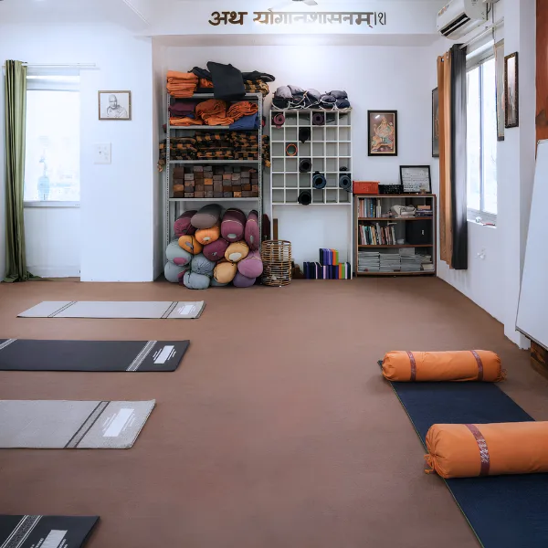 peaceful yoga hall during 10 days yoga retreat in rishikesh