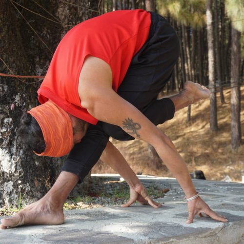 Yogi kamal doing asana during yoga retreat in rishikesh