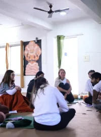 yogi jaggi teaching yoga philosophy in 100 hour yoga teacher training in rishikesh