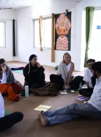 yogi jaggi teaching yoga philosophy in 100 hour yoga teacher training in rishikesh