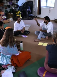 yogi jaggi teaching yoga philosophy in 100 hour yoga teacher training course in rishikesh