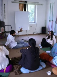 yogi jaggi teaching yoga philosophy in 100 hour yoga teacher training in rishikesh