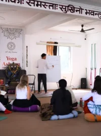 yogi rakesh teaching ayurveda in 100 hour yoga teacher training course in india