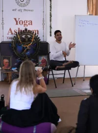 yogi rakesh teaching ayurveda in 100 hour yogaa teacher training in rishikesh india