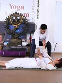 yogi rakesh teaching ayurveda in 100 hour yttc in rishikesh india