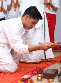yogi ravi teaching hatha in 100 hour yoga teacher training in rishikesh