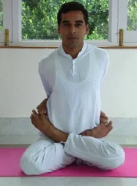 yogi upendra teaching breath awareness in 100 hour yoga teacher training in rishikesh